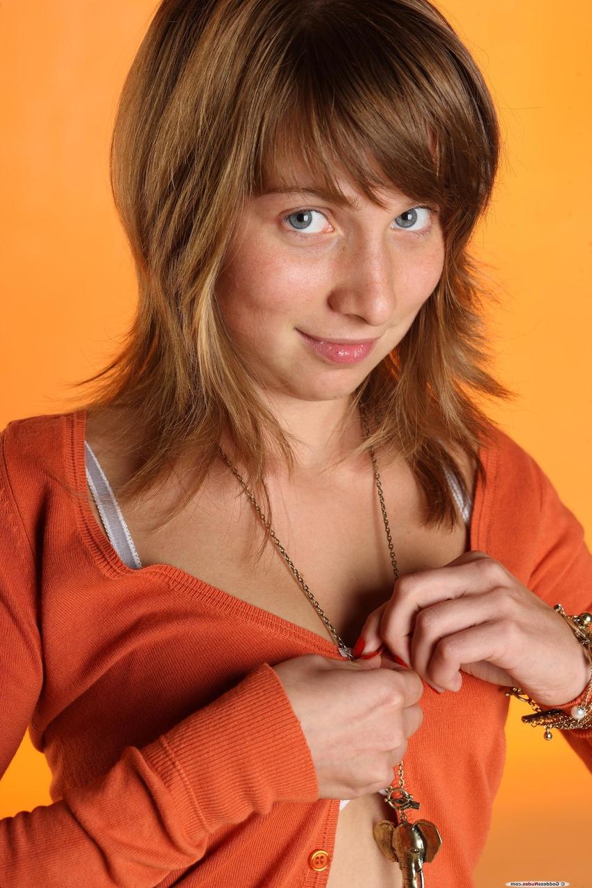 20P Das zierliche Babe Tanka stellt ihre kleinen Titten und ihre kahle Muschi in einem sexy Striptease zur Schau
