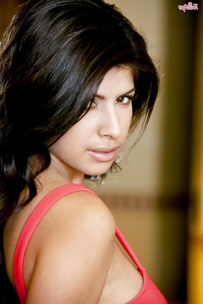 16P Bosomy latina gostosa Layla Rose tira a roupa e brinca com sua buceta