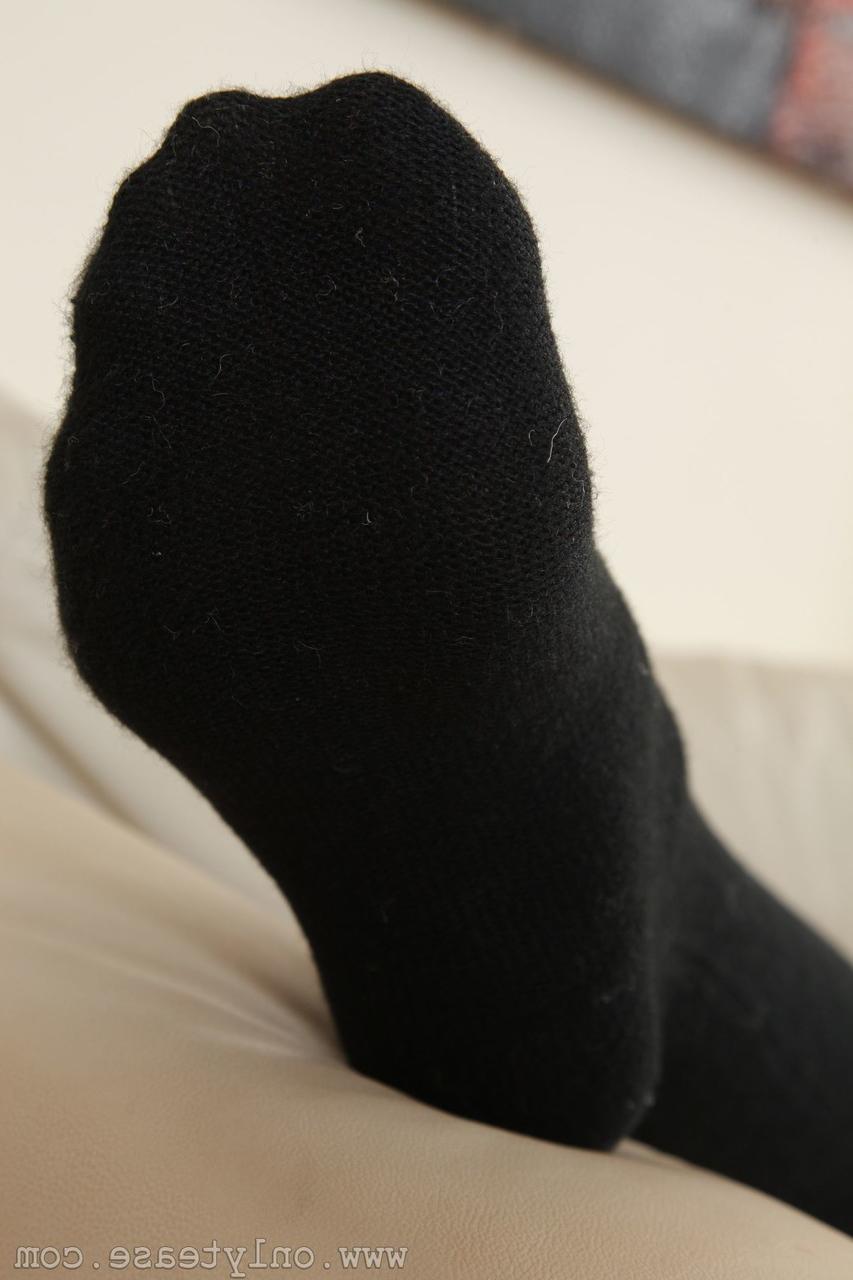 20P La flaca amateur joceline revela su vagina recortada y posa con tacones