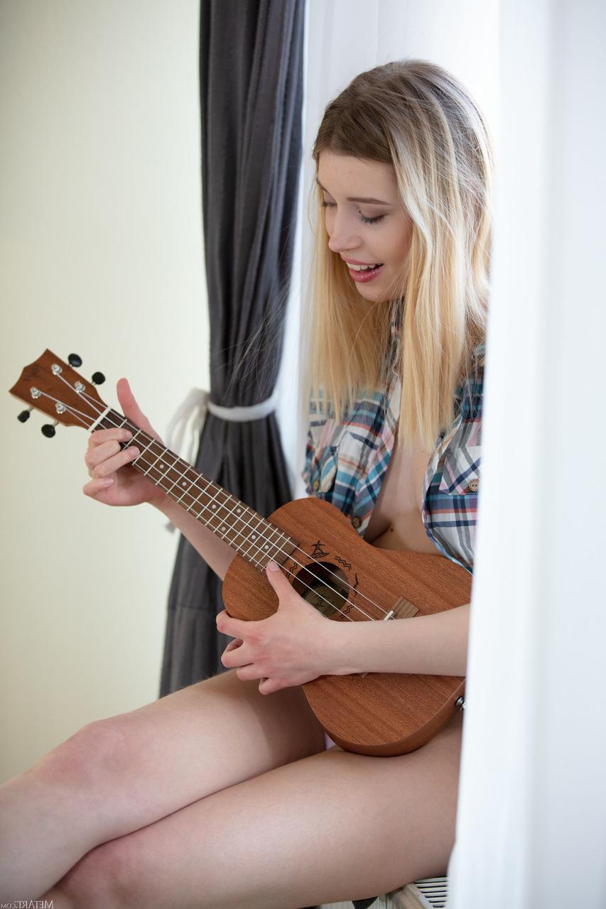 20P La hermosa nena de ojos azules con ukelele Freya Mayer se desnuda y posa desnuda