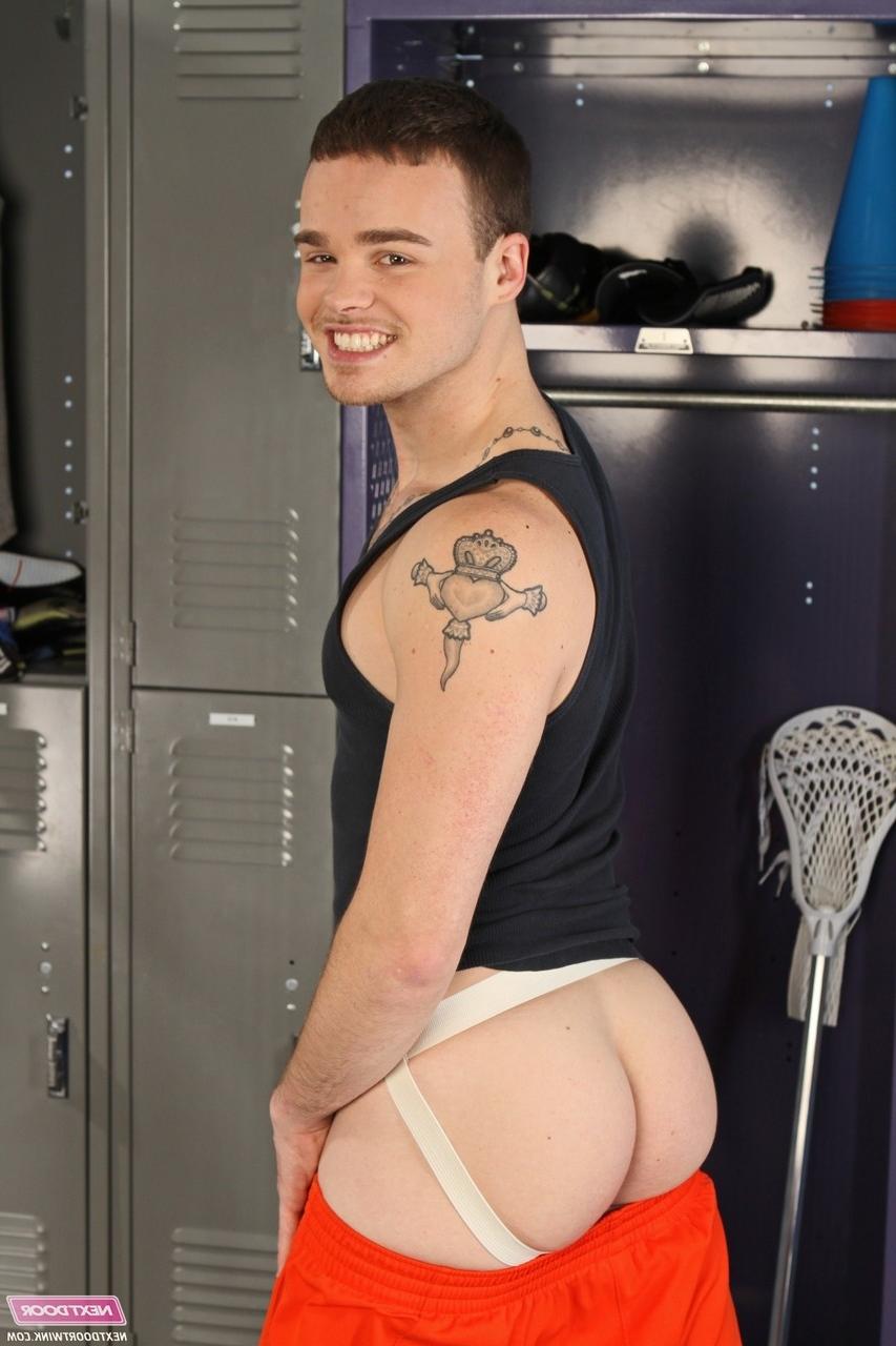 20P Des gays pervers avec des tiges raides se bourrent le trou du cul dans un vestiaire