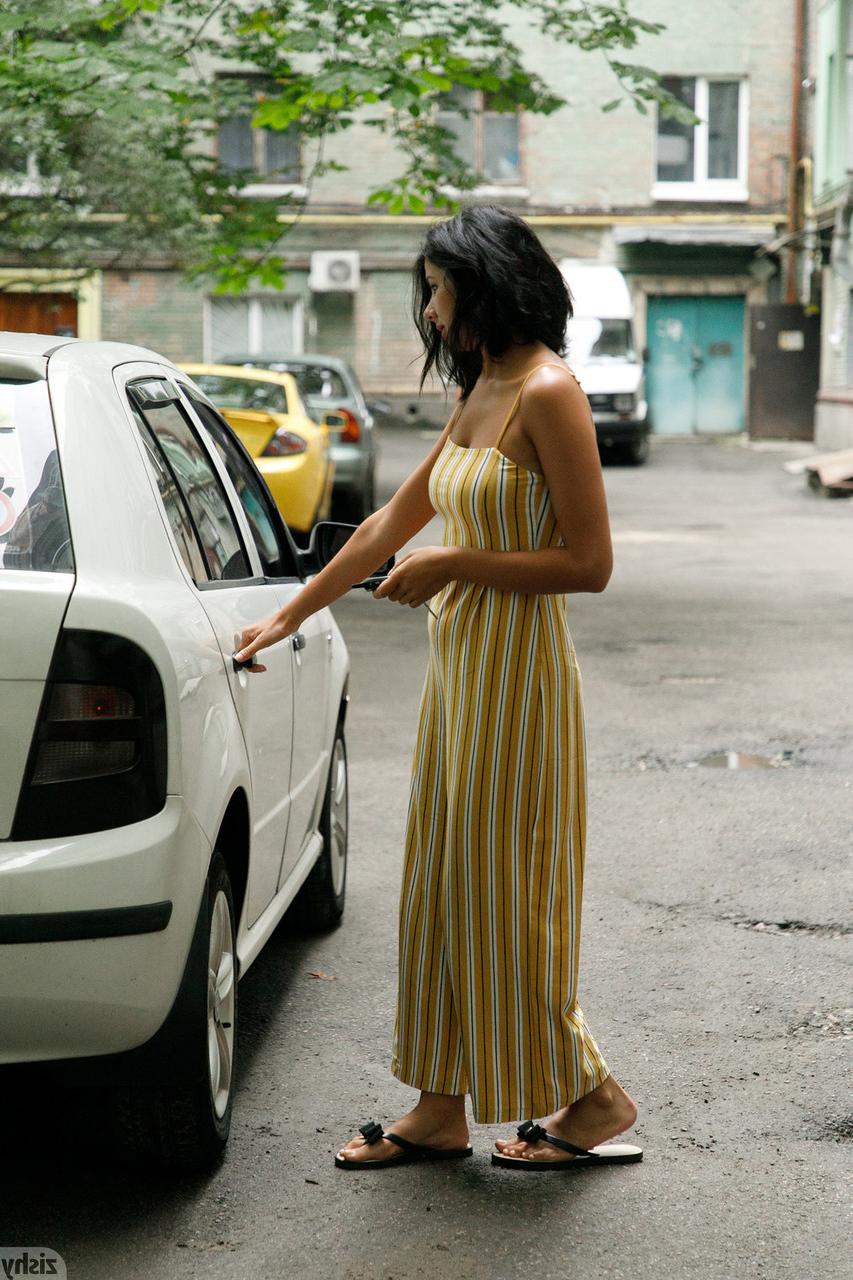 13P Das bezaubernde Babe Nadia Serbinenko zeigt ihren wunderschönen nackten Körper in einem Taxi