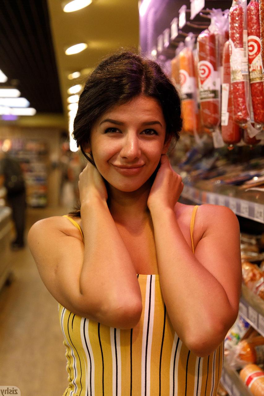 13P Das bezaubernde Babe Nadia Serbinenko zeigt ihren wunderschönen nackten Körper in einem Taxi