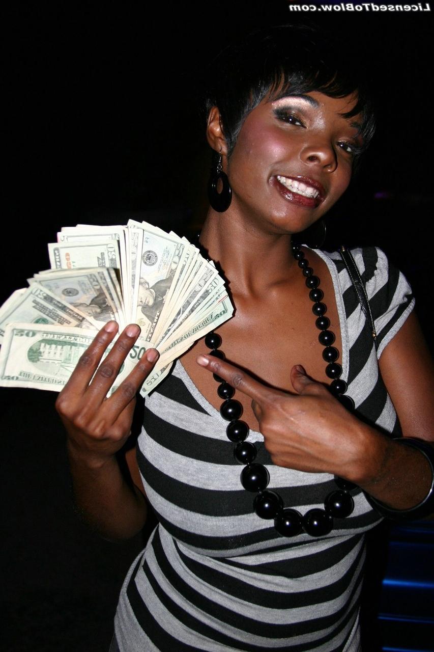 20P Das vollbusige Ebenholzbaby Stacy Adams reitet für Geld einen großen weißen Schwanz