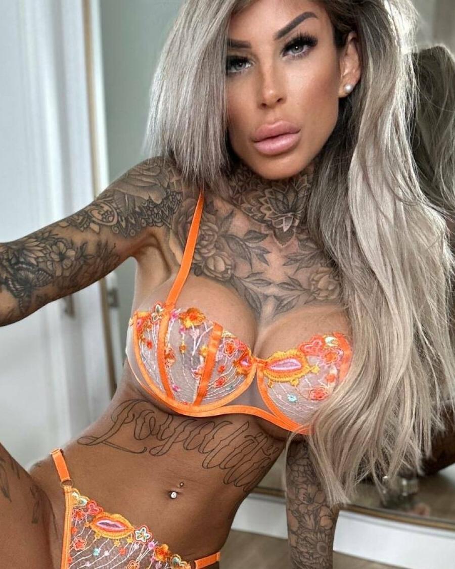 15P Sexy babe amador Jacky expondo seu corpo curvilíneo tatuado em sua lingerie