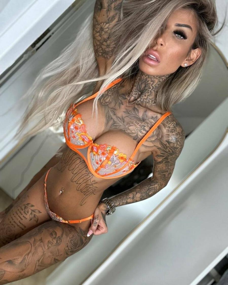 15P Sexy babe amador Jacky expondo seu corpo curvilíneo tatuado em sua lingerie