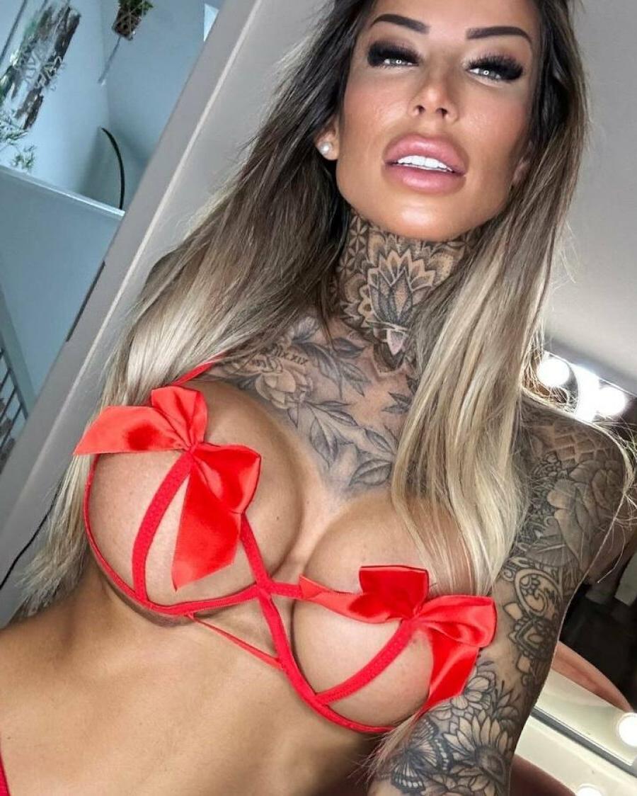 15P Sexy babe amador Jacky expondo seu corpo curvilíneo tatuado em sua lingerie