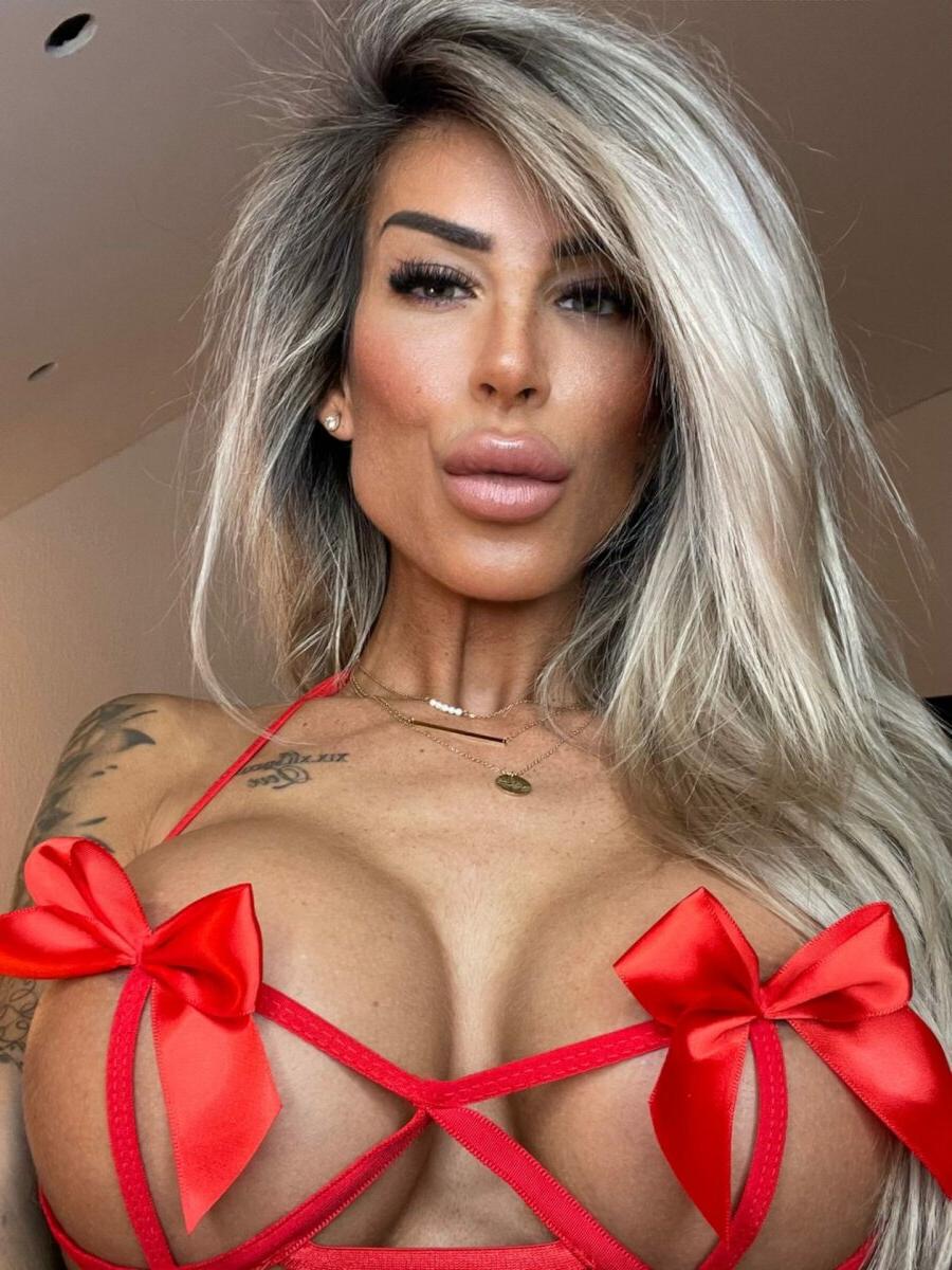 15P Sexy babe amador Jacky expondo seu corpo curvilíneo tatuado em sua lingerie