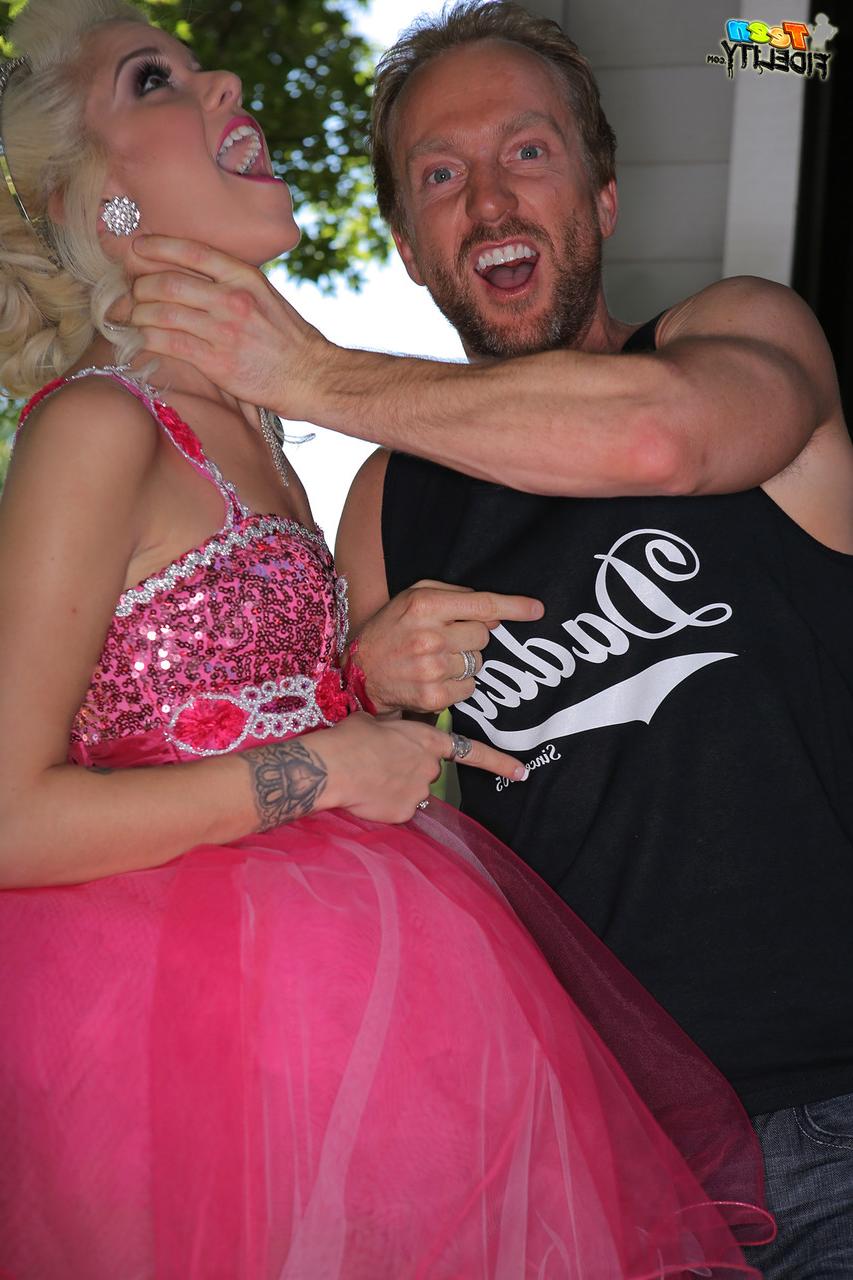 19P La petite princesse blonde en rose Halle Von se fait prendre par Ryan Madison.