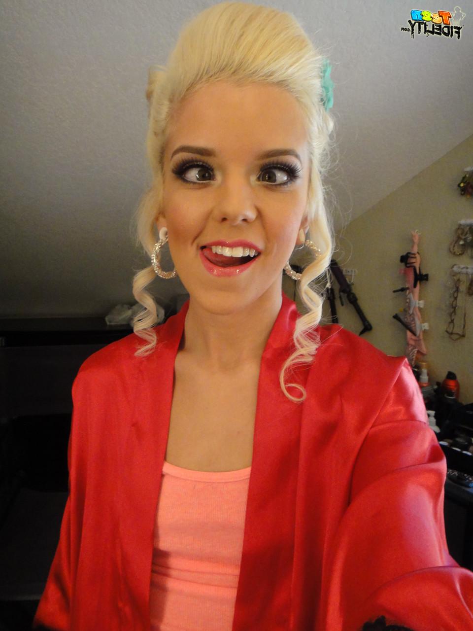 19P La petite princesse blonde en rose Halle Von se fait prendre par Ryan Madison.