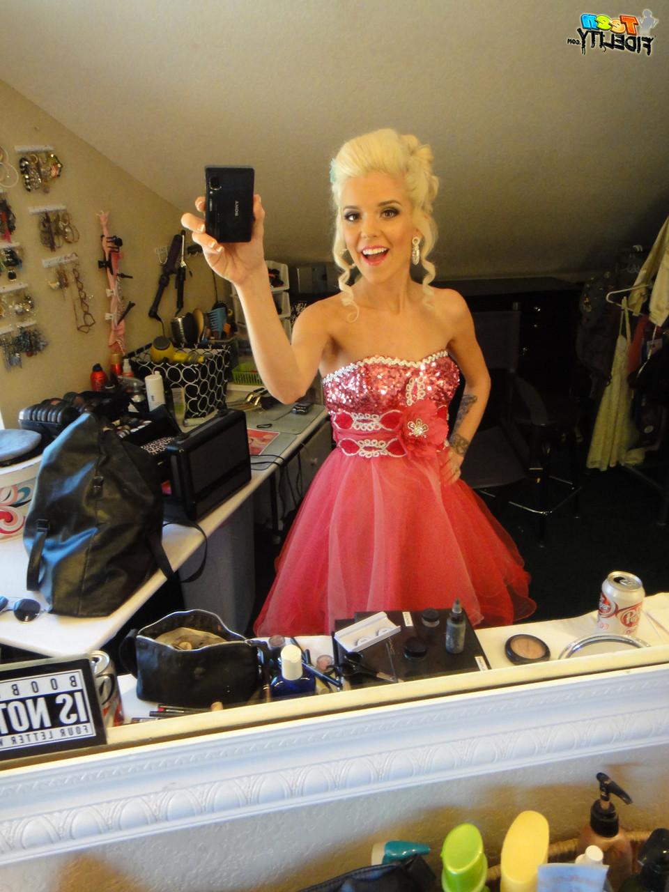 19P La petite princesse blonde en rose Halle Von se fait prendre par Ryan Madison.