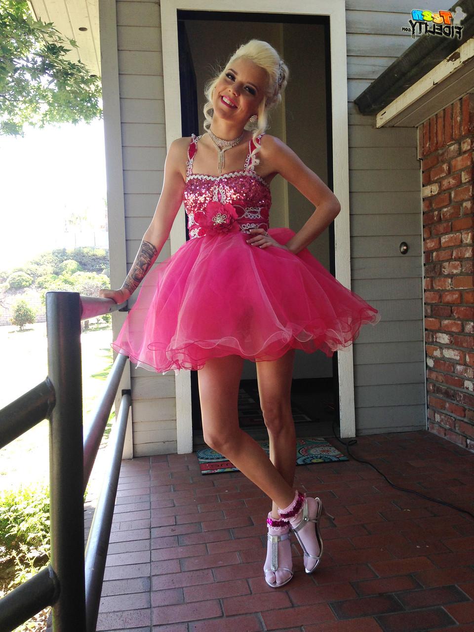 19P La petite princesse blonde en rose Halle Von se fait prendre par Ryan Madison.