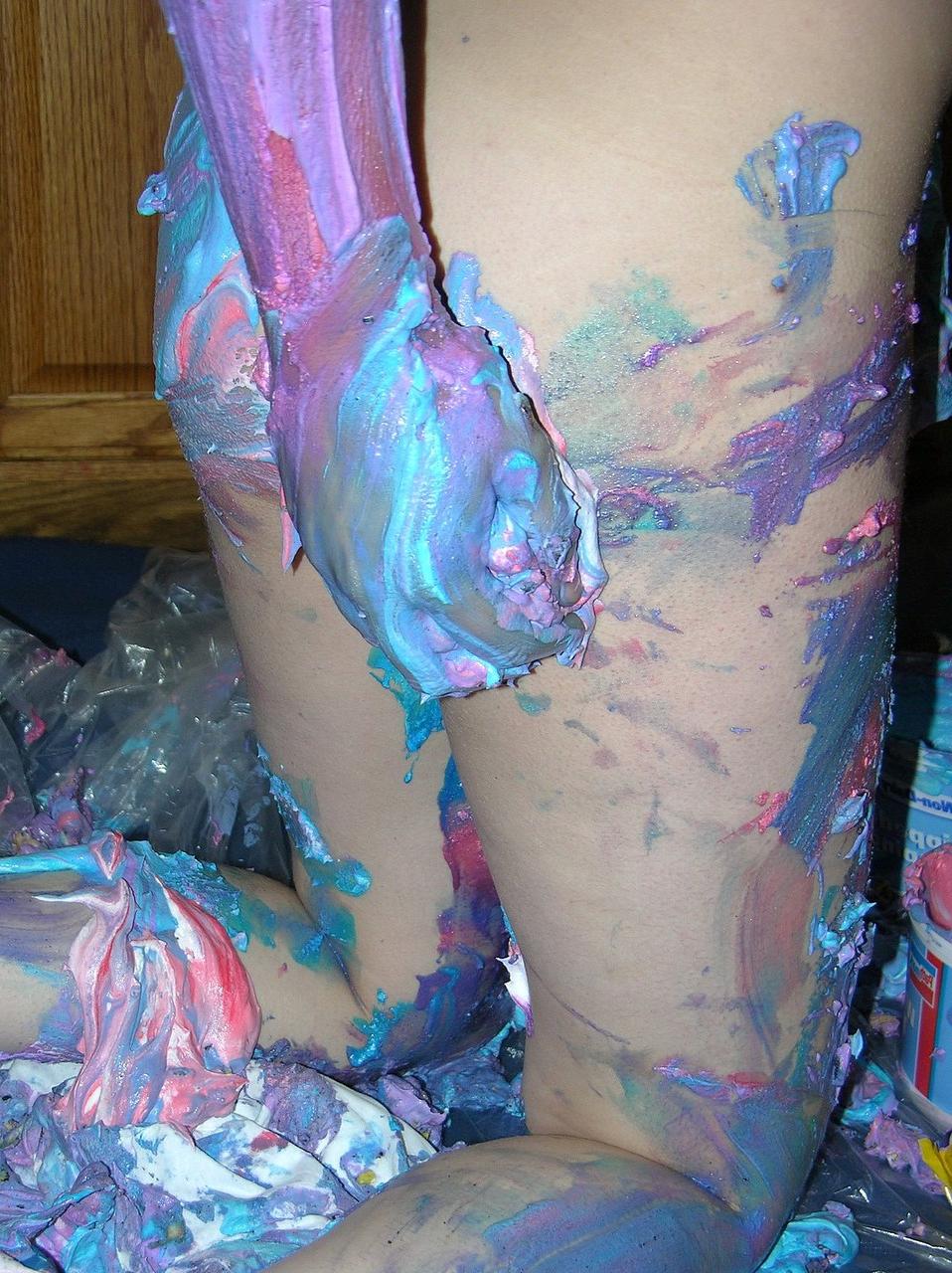 20P Die sexy Amateurin Danni zieht sich in einem perversen Solo nackt aus und bedeckt ihren Körper mit Sahne