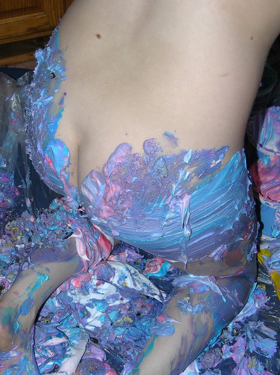 20P Die sexy Amateurin Danni zieht sich in einem perversen Solo nackt aus und bedeckt ihren Körper mit Sahne