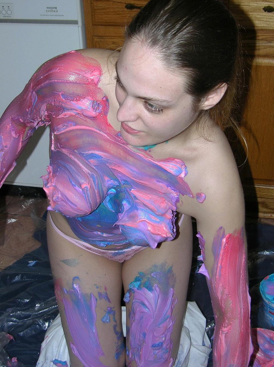 20P Die sexy Amateurin Danni zieht sich in einem perversen Solo nackt aus und bedeckt ihren Körper mit Sahne