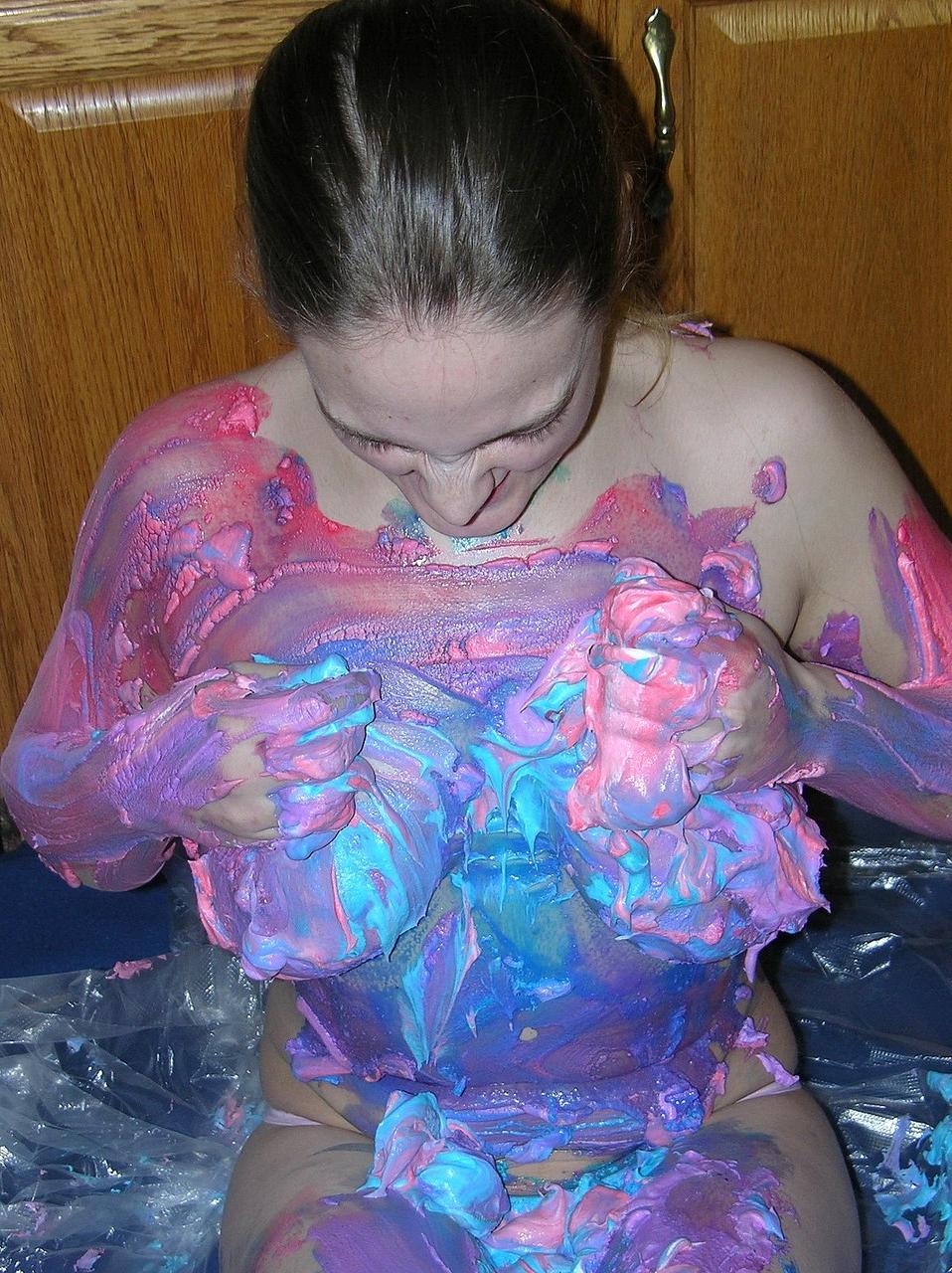 20P Die sexy Amateurin Danni zieht sich in einem perversen Solo nackt aus und bedeckt ihren Körper mit Sahne