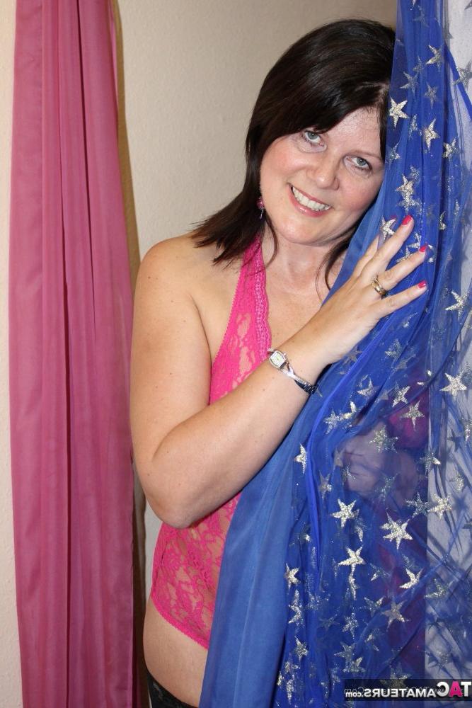 20P Femme au foyer amateur et vigoureuse en bas résille, Sandy se masturbe en secret.