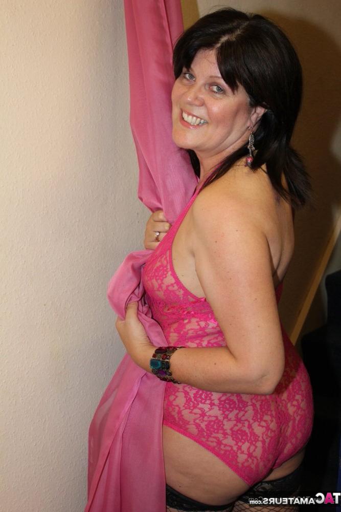 20P Femme au foyer amateur et vigoureuse en bas résille, Sandy se masturbe en secret.