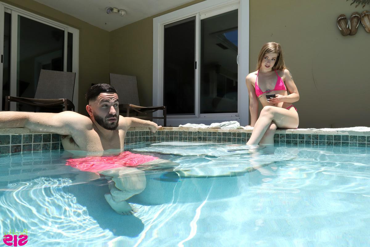 16P A bela adolescente Alexa Kiss tira um biquíni rosa antes de fazer sexo com seu meio-irmão