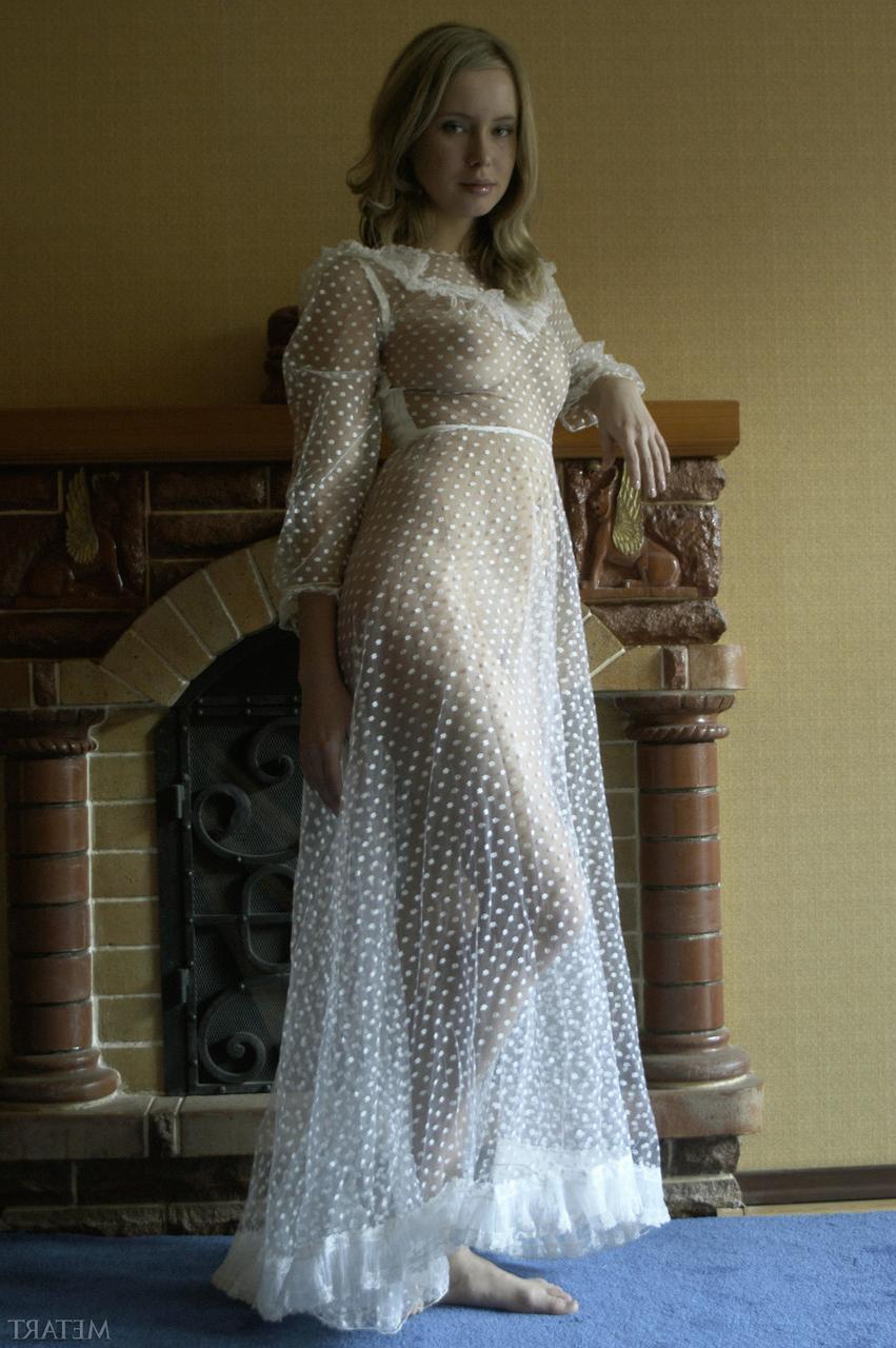 20P Das glamouröse Babe Koika hebt ihr hauchdünnes Kleid hoch und zeigt ihre leckeren Löcher