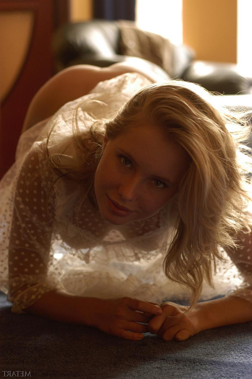 20P Das glamouröse Babe Koika hebt ihr hauchdünnes Kleid hoch und zeigt ihre leckeren Löcher