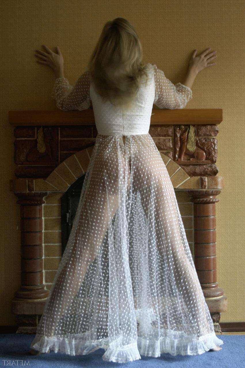 20P Das glamouröse Babe Koika hebt ihr hauchdünnes Kleid hoch und zeigt ihre leckeren Löcher