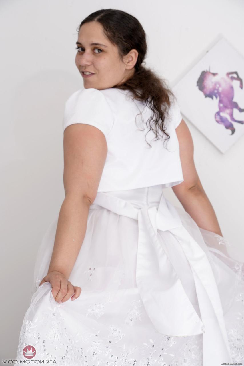 20P A adolescente amadora Ziggy Star mostra sua bunda grande e buceta peluda enquanto ela tira a roupa