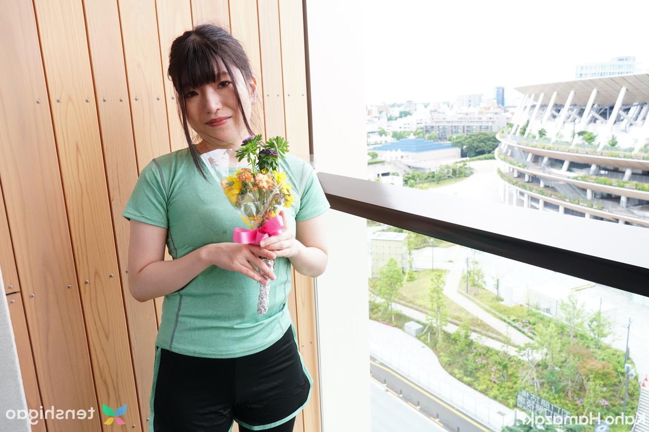 20P La jeune japonaise Kaho Hamazaki montre sa chatte crémée après une bonne bite.
