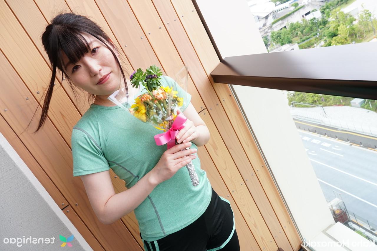 20P La jeune japonaise Kaho Hamazaki montre sa chatte crémée après une bonne bite.