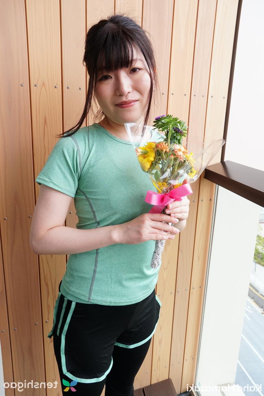 20P La jeune japonaise Kaho Hamazaki montre sa chatte crémée après une bonne bite.