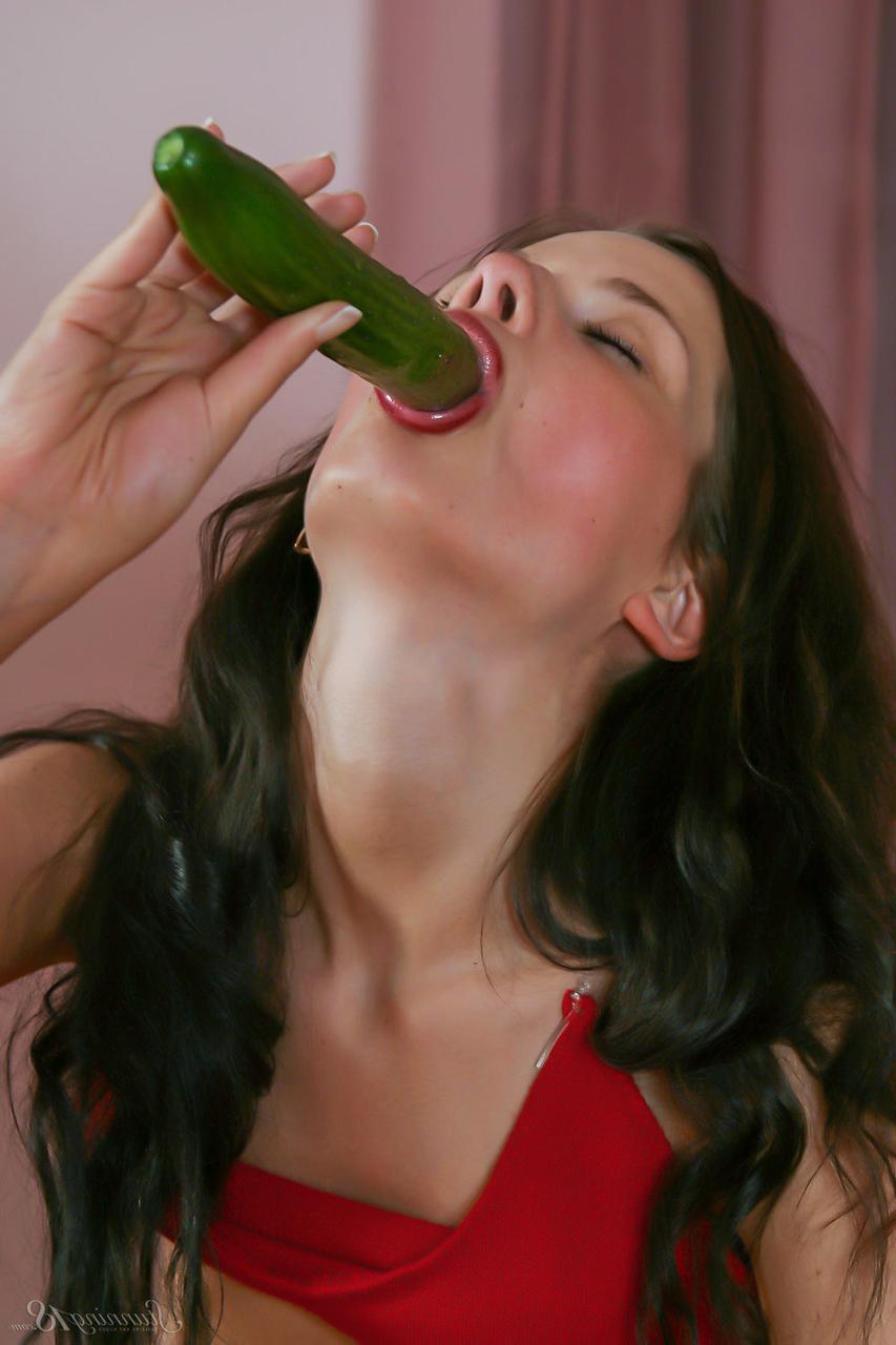 16P A linda adolescente morena Anoushka E leva um pepino para sua vulva em polainas