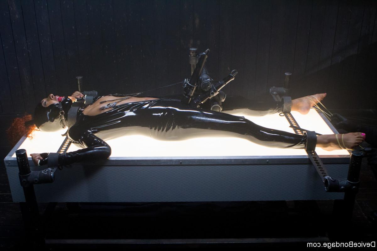 20P Die rothaarige, in Latex gekleidete Ebenholzschlampe Daisy Ducati wird gefesselt und liebäugelt
