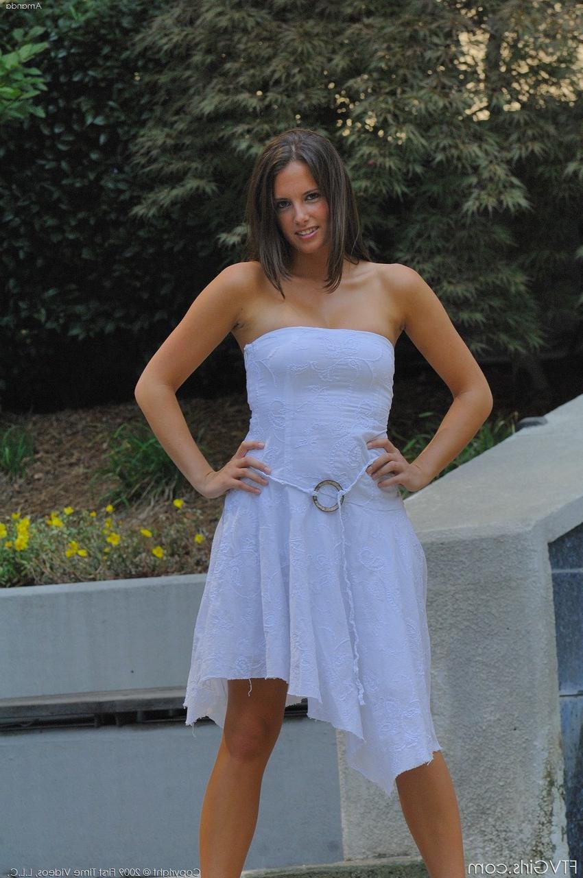 20P Das sexy brünette Babe Amanda zeigt in der Öffentlichkeit ihre großen Titten und Löcher