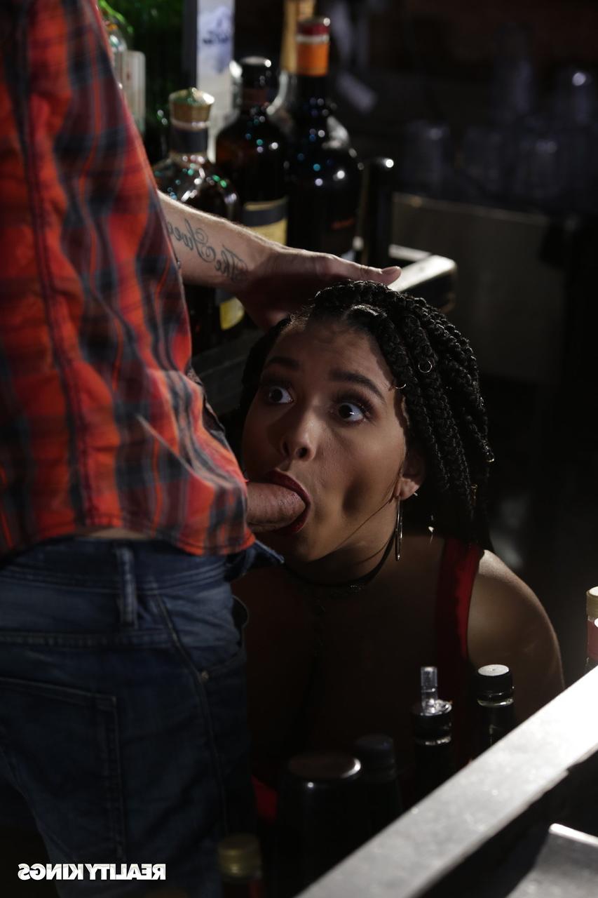 20P La petite jeune ébène Aaliyah Hadid se fait baiser la chatte et les gros seins au bar.