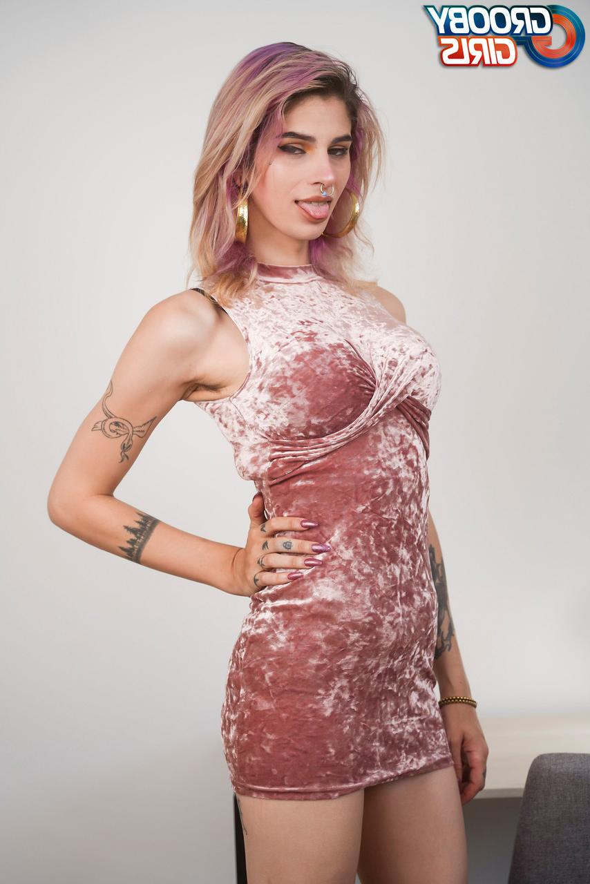 16P La transexual caliente Dahlia Crimson se lame los dedos de los pies mientras muestra su gran botín