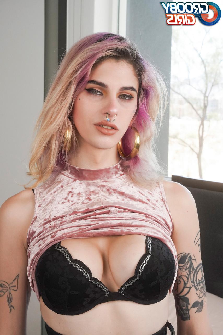 16P La transexual caliente Dahlia Crimson se lame los dedos de los pies mientras muestra su gran botín