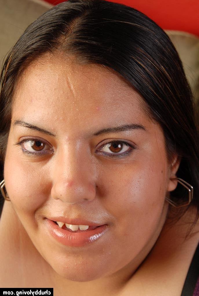 16P ¡La madura gorda Vanesa se quita su ajustado vestido morado ante la cámara!