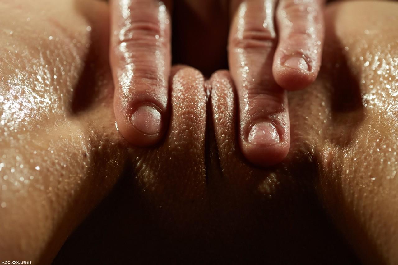 20P Blonde with a sexy oiled up body gets orally pleased & fucked in the dark