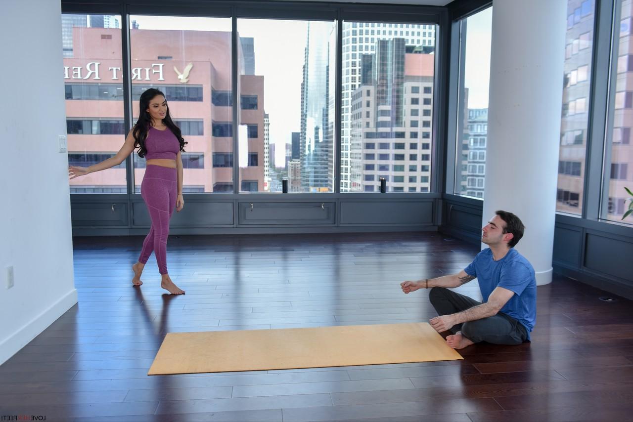 20P Die französische Tussi mit den großen Titten Anissa Kate wird auf einer Yogamatte gevögelt