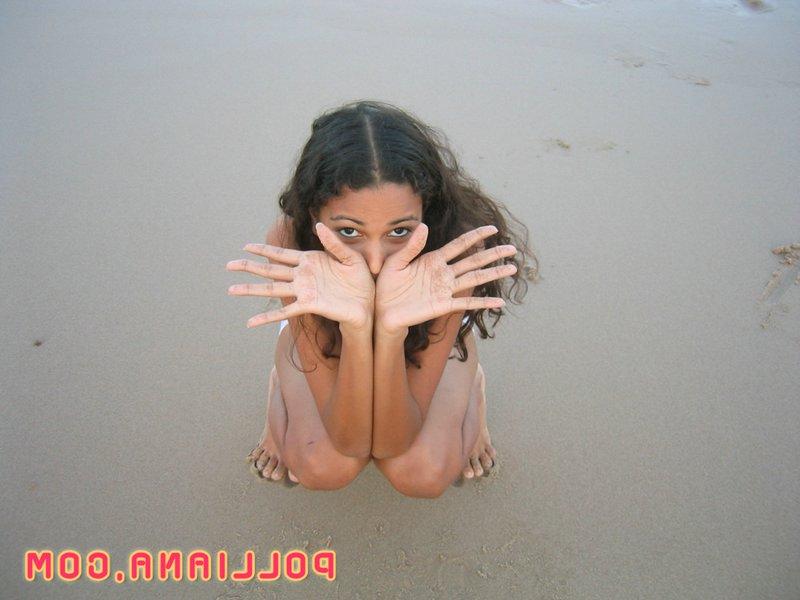 16P A brasileira descalça Polliana levanta a blusa enquanto está na praia