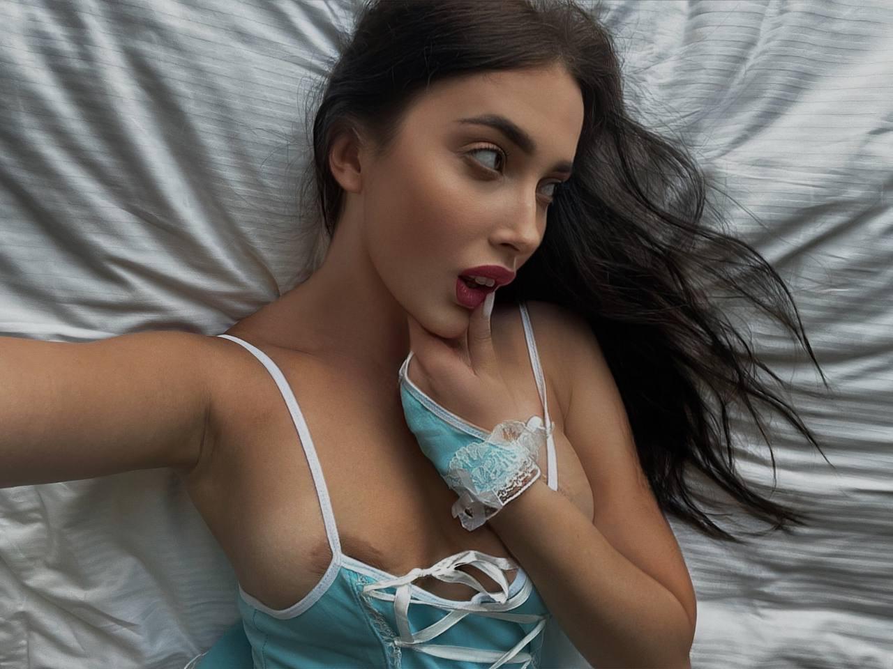 14P A glamorosa modelo OnlyFans Katiiia posa com sua camisola e meias quentes