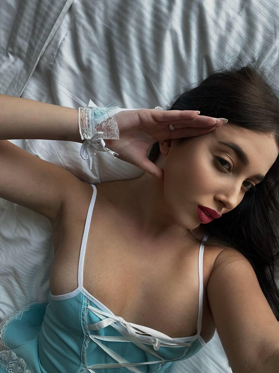 14P A glamorosa modelo OnlyFans Katiiia posa com sua camisola e meias quentes
