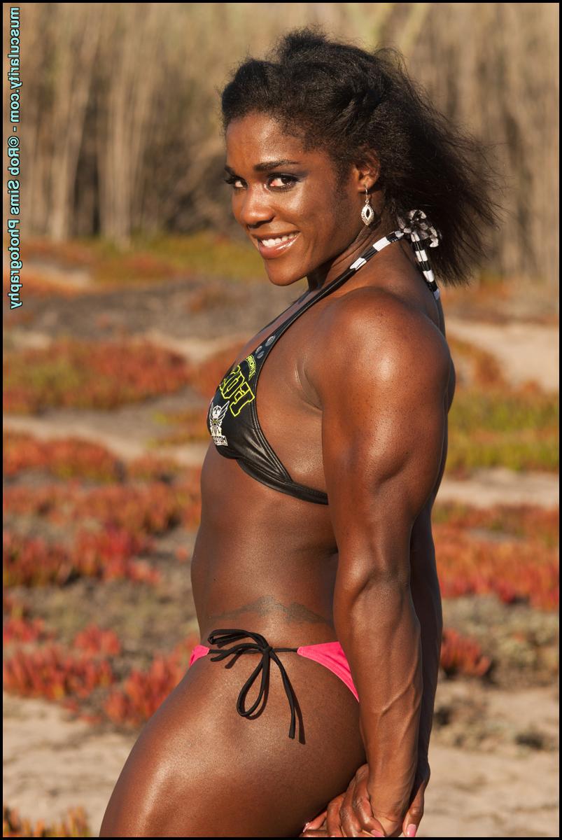 15P Die schwarze Bodybuilderin Jaquita Person Taylor zeigt ihren durchtrainierten Körper im Bikini