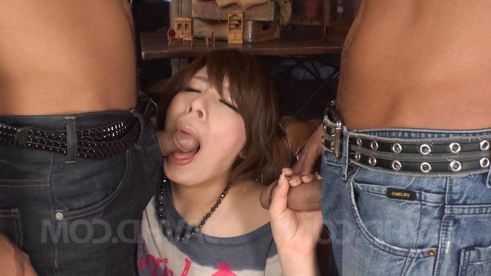15P A japonesa Ririsu Ayaka faz sexo com dois caras ao mesmo tempo