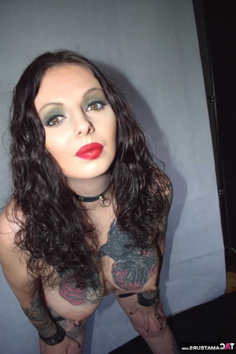 16P Die tätowierte Brünette Lucy Ravenblood trägt rote Lippen, während sie mit einem Spielzeug masturbiert