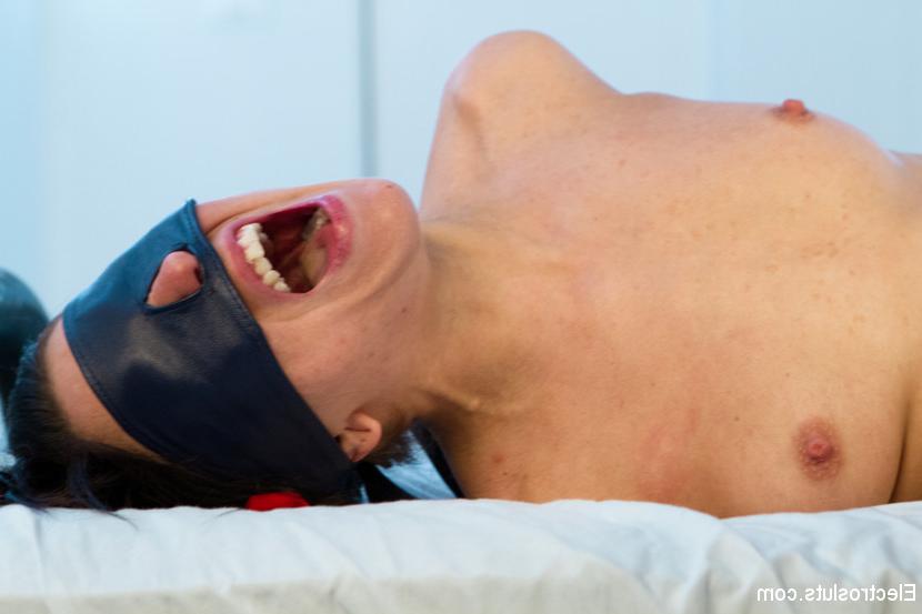 13P Juliette March submits to a blonde lesbian during strapon electro sex