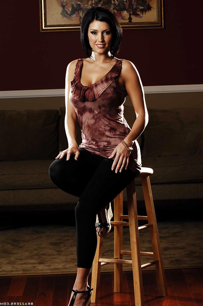 16P Busty MILF Dylan Ryder desnuda ativos incríveis e espalha buceta gostosa