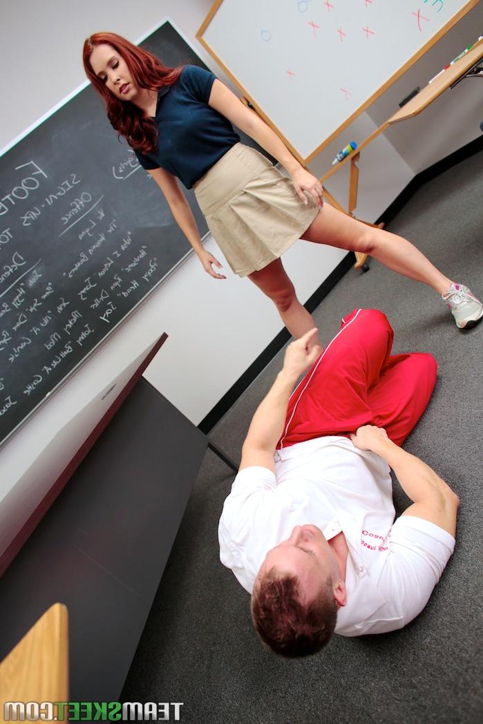 20P Die wilde rothaarige Studentin Melody Jordan gibt dem Trainer einen Blowjob und bekommt im Unterricht eine Gesichtsbehandlung