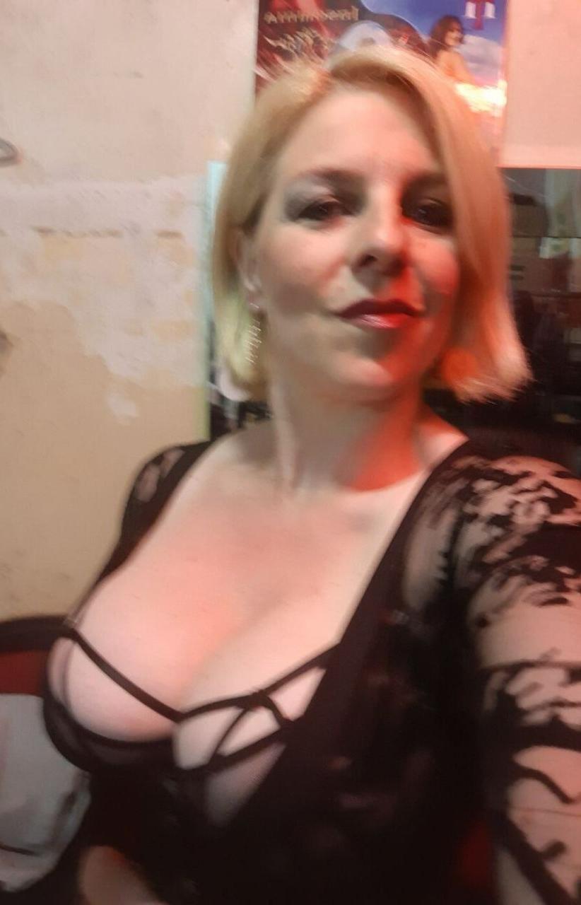 13P Une amatrice blonde glamour taquine avec ses gros seins et montre son gros cul