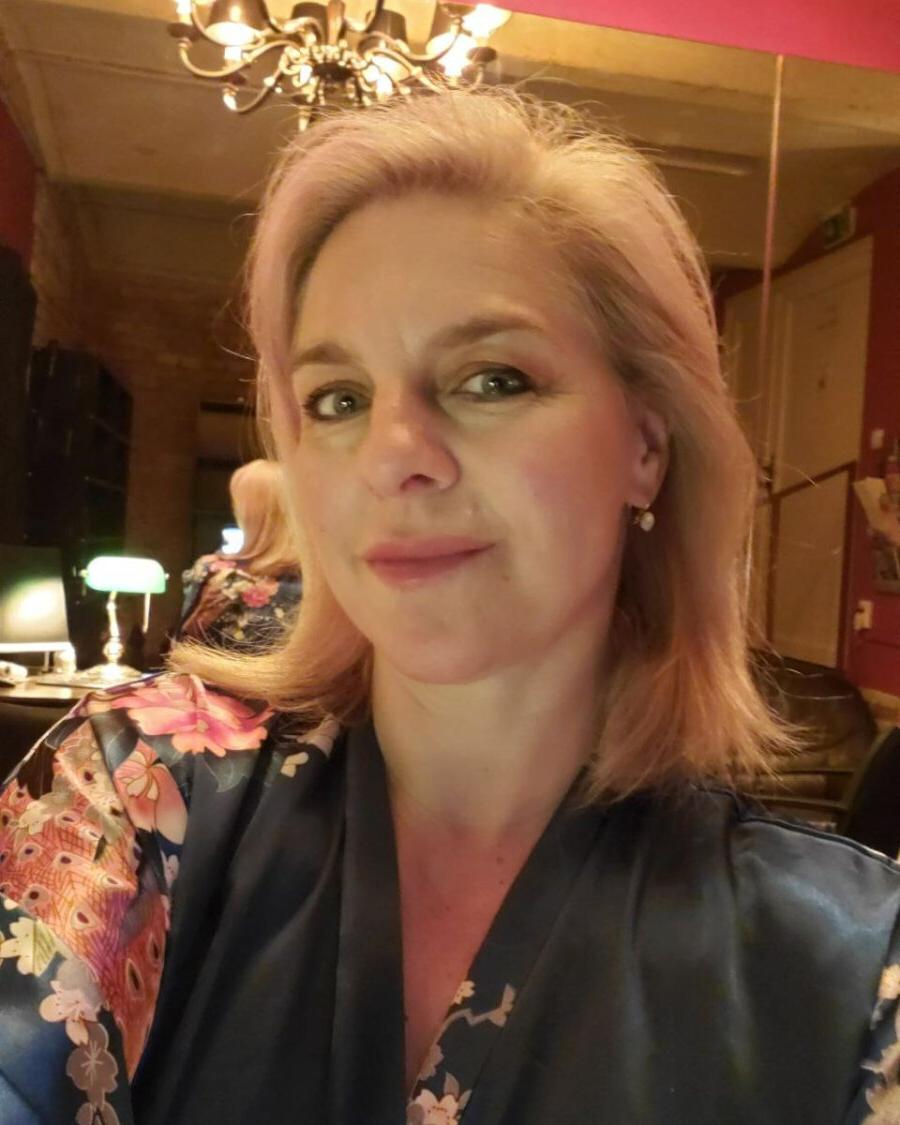 13P Une amatrice blonde glamour taquine avec ses gros seins et montre son gros cul